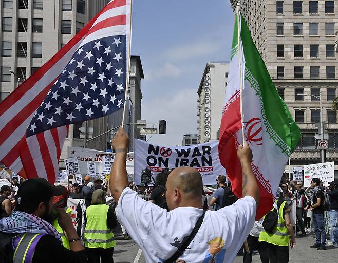 21일(현지시각) 미국이 이스라엘과 이란 간 전쟁에 개입해선 안된다고 반대하는 시위대가 로스앤젤레스 도심에서 행진을 벌이고 있다. 이 시위 직후, 도널드 트럼프 미국 대통령은 대국민 연설을 통해 이란의 핵시설 3곳을 “초토화시켰다”고 밝혔다. 로스앤젤레스/UPI 연합뉴스