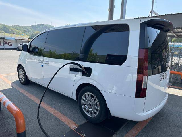 전주 한 LPG 충전소에서 충전 중인 스타리아 모습. 이상무 기자