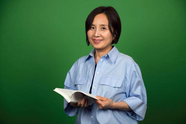 정이현 작가가 12일 서울 중구 한국일보 본사에서 인터뷰를 갖고 최근 출간한 '어린 개가 왔다'를 소개하고 있다. 박시몬 기자