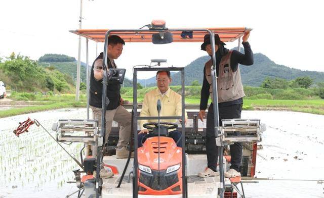 20일 명현관 전남 해남군수가 해남군 현산면 고현리 장립종 벼 재배단지에서 자율주행 농기계를 시연하고 있다. 해남군 제공