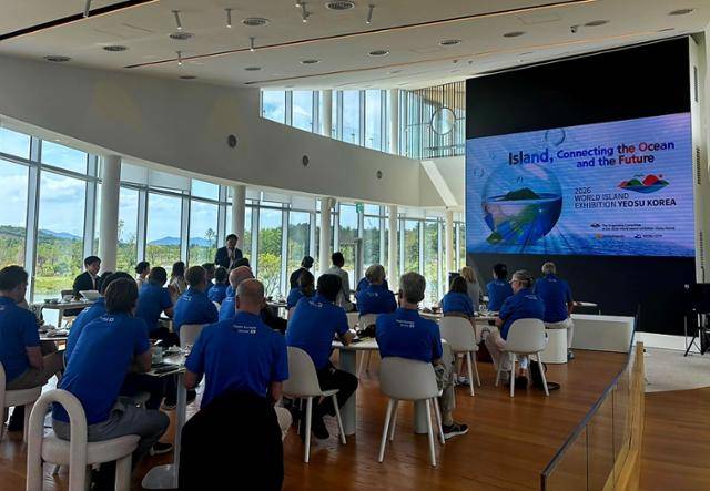 2026여수세계섬박람회 조직위원회가 19일 해남에서 열린 ‘주한 유럽국 대사단 초청 도정설명회’에 참석해 유럽 국가들의 섬박람회 참가 유치를 위한 홍보 활동을 전개하고 있다. 여수시 제공