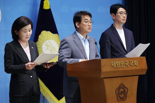 김민석 국무총리 후보자 인사청문특별위원회 국민의힘 위원인 (왼쪽부터) 김희정, 배준영, 주진우 의원이 22일 국회 소통관에서 김 후보자 인사청문회에 대한 기자회견을 하고 있다. 뉴스1