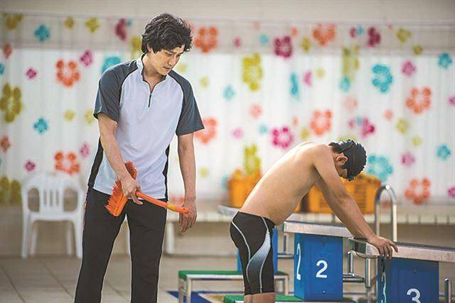 영화 ‘4등’에서 수영 코치인 광수(박해준)가 준호(유재상)에게 체벌을 가하는 장면. 해당 사진은 기사 내용과 직접적인 관련 없음. 프레인글로벌 제공