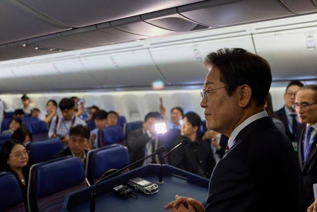 주요7개국(G7) 정상회의에 참석하는 이재명 대통령이 16일 캐나다 앨버타주 캘거리로 향하는 공군 1호기에서 기자간담회를 하고 있다. 대통령실 제공