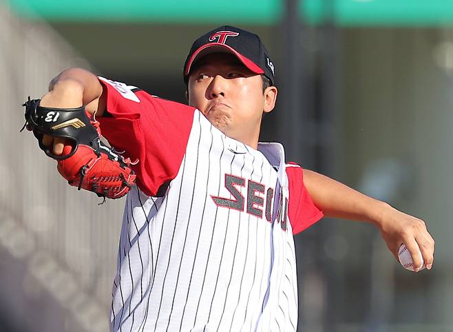 <yonhap photo-3832="">22일 잠실야구장에서 열린 프로야구 2025 KBO리그 두산 베어스와 LG 트윈스의 경기. 2회초 LG 선발 투수 송승기가 역투하고 있다. 사진=연합뉴스</yonhap>