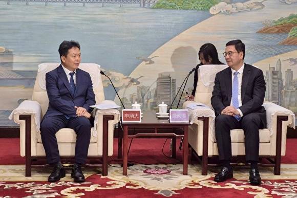 신병대(왼쪽) 청주부시장이 16일 성위에춘 우한시장을 만나, 새로운 25주년을 위한 지속적인 교류 방안을 논의하고 있다. [사진=청주시]