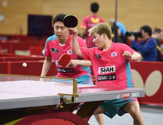 임종훈(왼쪽), 안재현이 18일 카타르 도하 카타르대학교 스포츠 콤플렉스에서 열린 2025 국제탁구연맹(ITTF) 세계선수권대회 남자복식 64강 호주 핀 루, 니콜라스 럼 조와 경기를 펼치고 있다. [사진공동취재단] 2025.05.18.