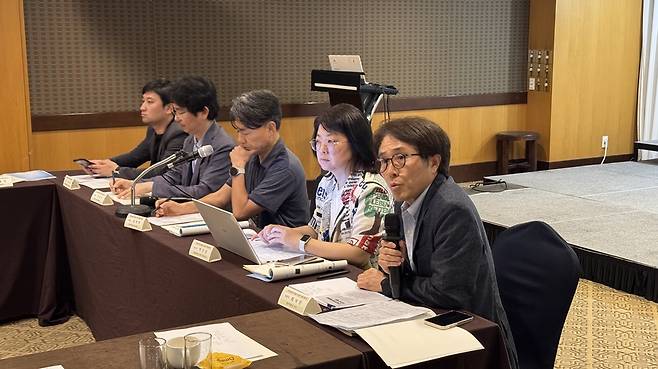 ‘지역 언론의 미래와 기자의 역할’을 주제로 열린 임원 세미나에선 ‘지역언론의 미래를 묻다’ 토론회가 열렸다. 사진 왼쪽부터 김봉철 한국기자협회 부회장, 이상호 경성대 예술종합대학 학장(한국지역언론학회장), 김익태 제주기자협회장, 박지은 강원기자협회장, 최낙진 제주대 언론홍보학과 교수가 토론하고 있다. /한국기자협회