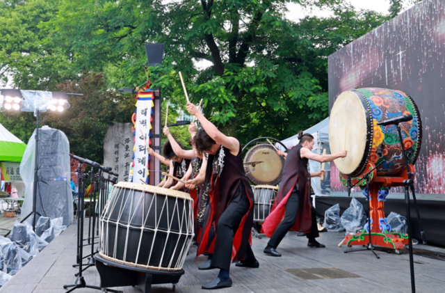 ▲ 태백문화재단이 주최한 ‘태백풍류-북새통’이 21일부터 22일까지 2일간 황지연못 일원에서 열려 태백지역의 풍년을 기원하는 제례행사인 ‘용신제’를 비롯, 개막식과 공연, 청소년 한자왕 선발대회, 성년의식례 등 다채로운 전통문화행사가 진행됐다.