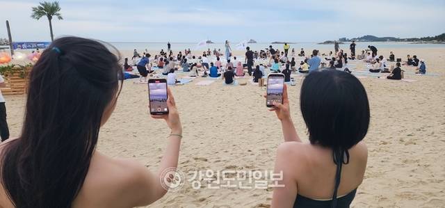 ▲ 최북단 고성 봉수대 해변에서 열린 별빛 요가에 참여한 강사들이 행사 과정을 스마트폰으로 담고 있다.