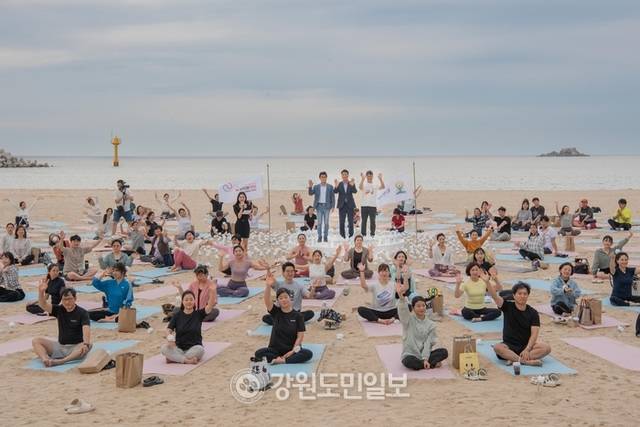 ▲ 최북단 평화중심도시, 고성군 죽왕면 봉수대 해변에서 열린 별빛이 내리는 요가에 참여한 요가인들과 함명준 고성군수 등 관계자들이 환하게 웃으며 포즈를 취했다.