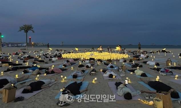 ▲ 21일 최북단 고성군 죽왕면 봉수대 해변에서 열린 별빛 요가에 참여한 요가인들이 가장 편한 자세로 누워 명상을 하고 있다.