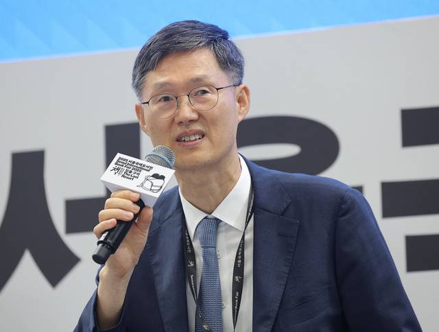 ▲ 문형배 전 헌법재판소장 권한대행이 22일 서울 강남구 코엑스에서 ‘어른 김장하의 씨앗’이라는 제목으로 열린 서울국제도서전 북토크에 참석해 발언하고 있다. 연합뉴스