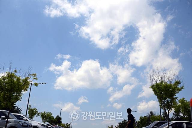 ▲ 22일 강원지역에 장마가 소강상태를 보이며 맑은 하늘을 드러냈다. 김정호 기자