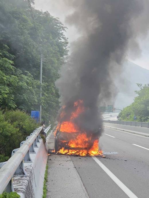 ▲ 22일 오전 6시 21분쯤 춘천시 신북읍 발산리 도로에서 차량에 불이 났다.  강원소방본부 제공