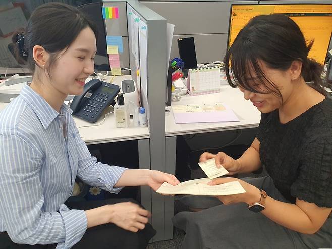 김진아 주임(왼쪽)과 김지나 사원이 서무 업무를 진행하고 있다. 윤현주 기자