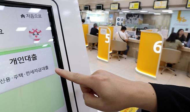 지난 19일 기준 5대 은행(KB국민·신한·하나·우리·NH농협)의 가계대출 잔액은 752조749억원으로 집계됐다. 5월 말 748조812억원 대비 3조9937억원 늘었다. 하루 평균 2102억원씩 증가한 셈이다. 사진=최혁 한국경제신문 기자