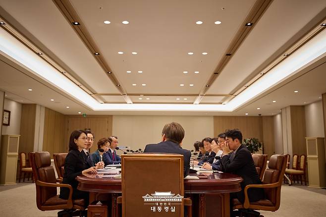 이재명 대통령이 6월 9일 오전 서울 용산 대통령실에서 열린 2차 비상경제점검태스크포스(TF) 회의를 주재하고 있다. /대통령실 제공