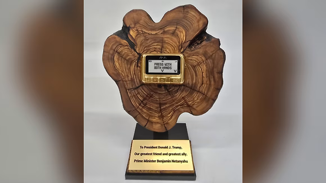 지난 21월 백악관을 방문한 베냐민 네타냐후 이스라엘 총리가 도널드 트럼프 미 대통령에게 취임 선물로 준 황금 호출기. 이스라엘 공보실