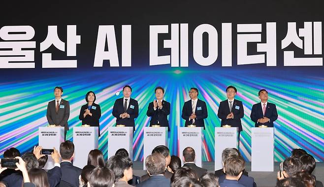 이재명 대통령이 20일 울산전시컨벤션센터에서 열린 울산 인공지능(AI) 데이터 센터 출범식에서 참석자들과 함께 기념 세리머니에 참여하고 있다. 왼쪽부터 안덕근 산업통상자원부 장관, 최민희 국회 과학기술정보방송통신위원장, 최태원 SK그룹 회장, 이 대통령, 아마존웹서비스(AWS) 프라사드 칼야나라만 인프라 총괄 대표, 유상임 과학기술정보통신부 장관, 김두겸 울산광역시장.  대통령실통신사진기자단