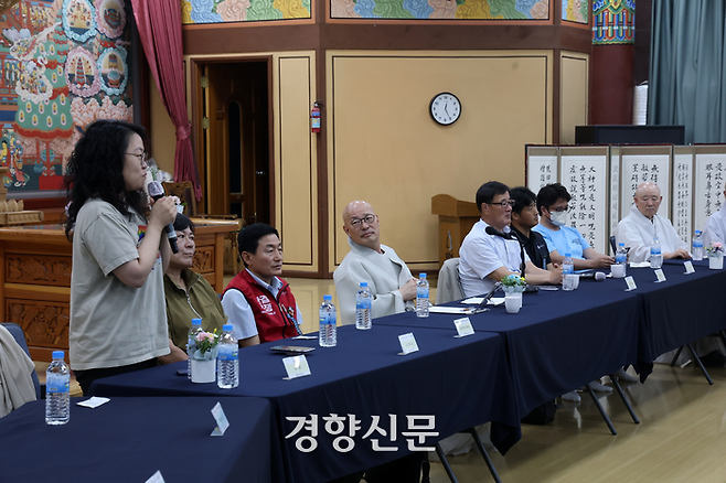 22일 서울 강남구 봉은사에서 열린 ‘평등 세상을 위한 사회적 약자 초청 특별법회 및 간담회’에서 청소노동자, 성소수자, 제주항공 참사 유가족 등 참석자들이 조계종 총무원장 진우스님과 간담회를 열고 있다. 정지윤 선임기자