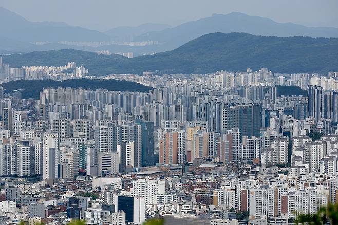 지난 15일 남산에서 바라 본 서울시내 아파트 단지 모습. 문재원 기자