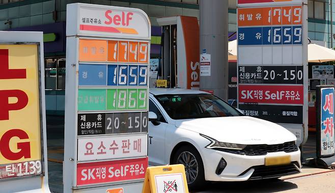 미국의 이란 핵시설 공습으로 중동 리스크가 확대되면서 중동발 석유 공급 차질로 유가와 운임 상승이 우려되는 22일 서울 시내의 한 주유소 앞 유가정보판에 가격이 표시돼 있다. 연합뉴스