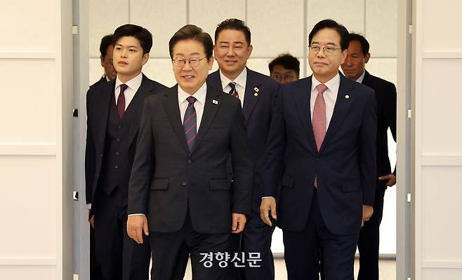 이재명 대통령이 22일 서울 한남동 관저에서 여야 지도부 오찬 회동을 하기 위해 입장하고 있다. 대통령실사진기자단