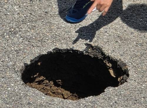 인천 계양구의 한 아파트 주차장에서 발생한 땅꺼짐. 연합뉴스 제공