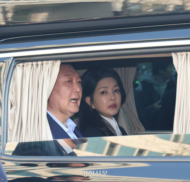 윤석열 전 대통령과 김건희 여사가 헌법재판소 파면 결정 후 일주일 만인 지난 4월11일 오후 서울 용산구 한남동 대통령 관저를 떠나고 있다. 권도현 기자