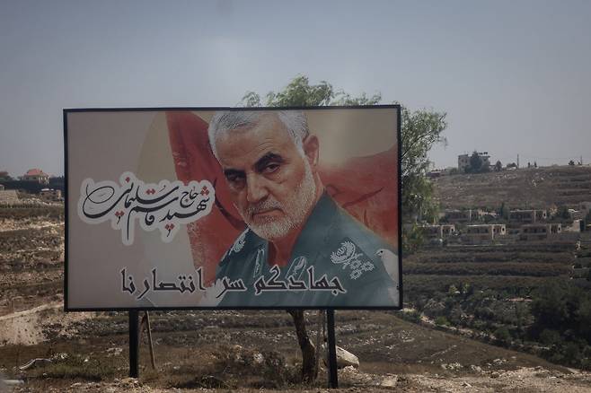 지난해 6월 레바논 나바티에의 길가에 이란 혁명수비대에서 복무하다 사망한 카셈 솔레이마니 장군의 포스터가 붙어 있다. 게티이미지