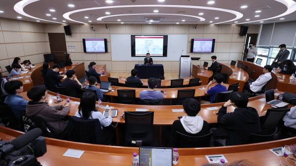 국민의힘 안철수 의원이 지난 4월 서울 성북구 고려대학교 의과대학 본관에서 열린 의대생·전공의 의료정책 간담회에서 발언하고 있다.  연합뉴스