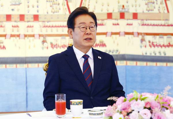 이재명 대통령이 22일 서울 한남동 관저에서 열린 여야 지도부와의 오찬 회동에 참석해 발언하고 있다. 연합뉴스