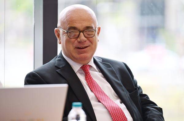 이탈리아 라 스칼라 오르톰비나 극장장이 지난 21일 부산콘서트홀에서 기자들의 질문에 답하고 있다. 클래식부산 제공