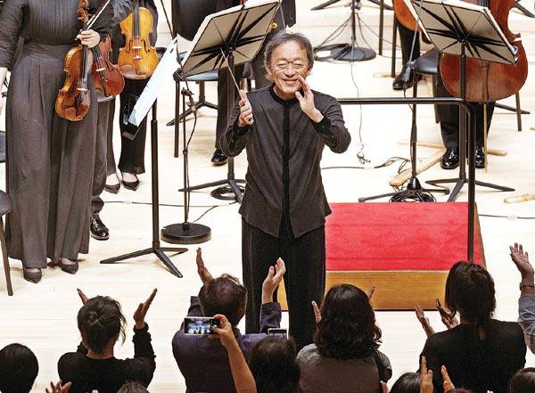 지난 20일 부산콘서트홀 개관 공연에서 정명훈 클래식부산 예술감독이 공연 후 청중에게 인사하는 모습.  클래식부산 제공