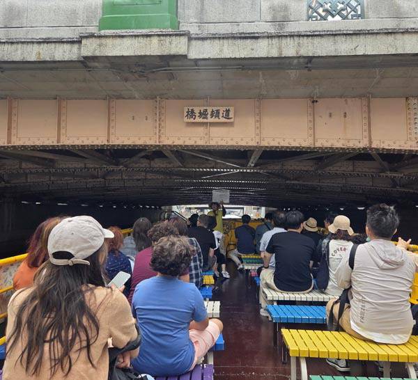 탑승객을 가득 채운 한 오사카크루즈가 다리 아래를 지나고 있다.  박호걸 기자