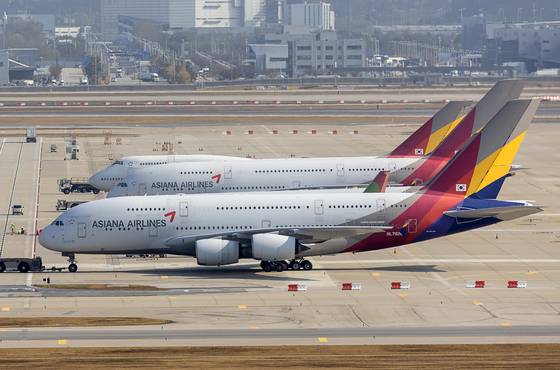 Asiana Airlines passenger planes are seen at Incheon International Airport [YONHAP]
