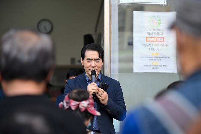 박갑도 다니엘선교교회 목사가 지난 16일 경기도 수원에 위치한 수원역 광장에서 기도하고 있다. 수원=신석현 포토그래퍼