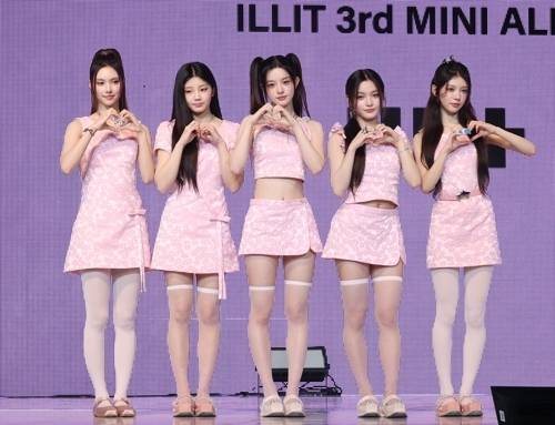 그룹 아일릿(ILLIT)이 16일 서울 광진구 예스24라이브홀에서 열린 세 번째 미니앨범 ‘밤’(bomb) 언론 공개회에서 포즈를 취하고 있다. 연합뉴스