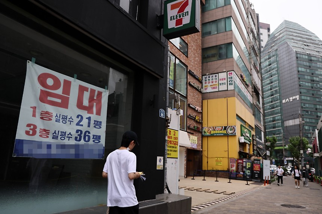 지난 16일 서울의 한 상가에 임대 문의 현수막이 걸려 있다. <연합뉴스>