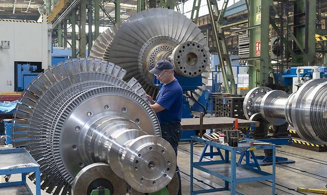 체코 플젠에 위치한 두산스코다파워 공장에서 작업자들이 터빈을 조립하고 있다.  두산에너빌리티
