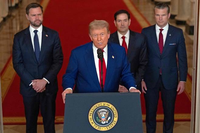 도널드 트럼프 미국 대통령(왼쪽 두 번째)이 21일(현지시간) 백악관에서 이란의 핵 시설 폭격과 관련한 대국민 담화를 하고 있다. 이날 대국민 담화에는 J D 밴스 부통령(맨 왼쪽), 마코 루비오 국무장관(왼쪽 세 번째), 피트 헤그세스 국방부 장관(맨 오른쪽)이 참석했다. [AFP=연합뉴스]