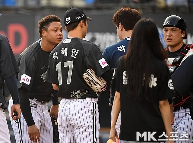 에르난데스가 17일 잠실 NC전에서 박건우에게 헤드샷 사구를 범한 뒤 사과하고 있다. 사진=천정환 기자