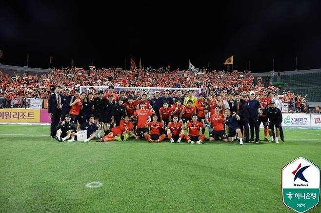 6월 21일 대구 FC와의 홈경기에서 3-0으로 승리한 뒤 기념 촬영에 임하고 있는 강원 FC 선수들. 사진=한국프로축구연맹