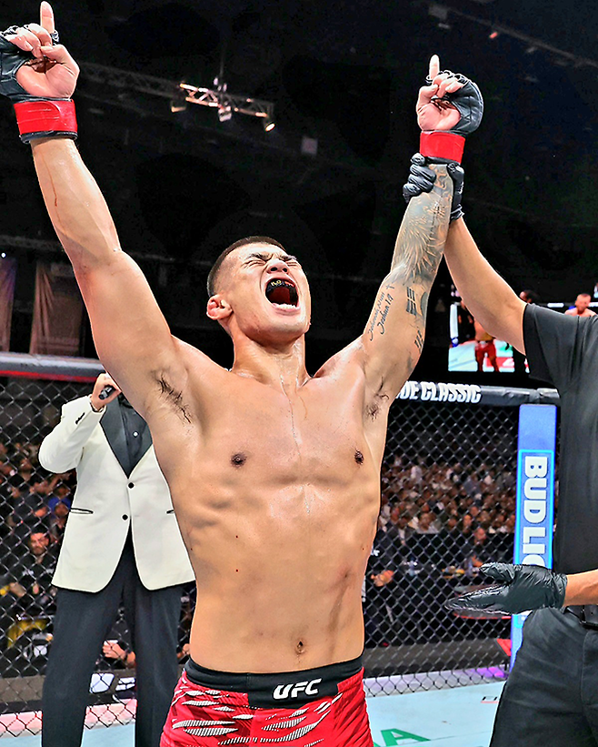 제41회 국제삼보연맹 세계선수권대회 컴뱃 부문 금메달리스트 고석현이 2025년 6월 아제르바이잔 바쿠 크리스털 홀 UFC on ABC 8 제6경기 승리 선언을 받고 있다. 사진=TKO