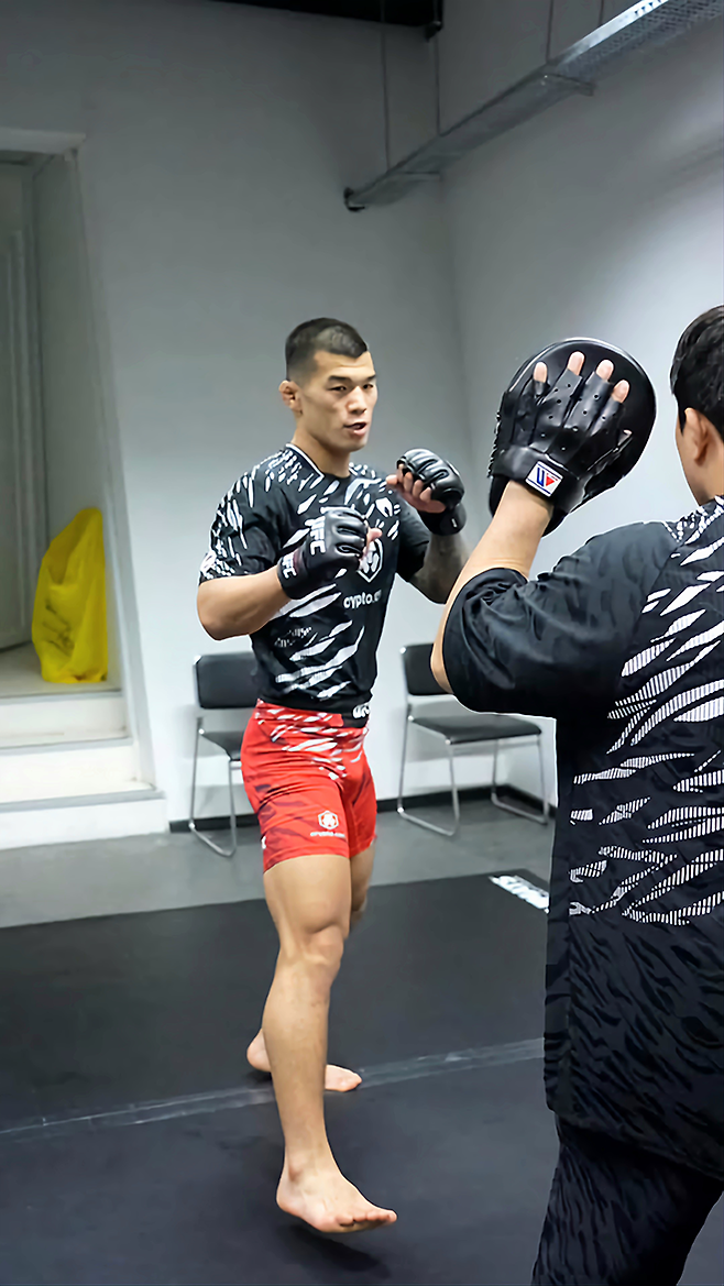 제41회 국제삼보연맹 세계선수권대회 컴뱃 부문 금메달리스트 고석현이 2025년 6월 아제르바이잔 바쿠 크리스털 홀 UFC on ABC 8 제6경기를 위해 몸을 풀고 있다. 사진=TKO