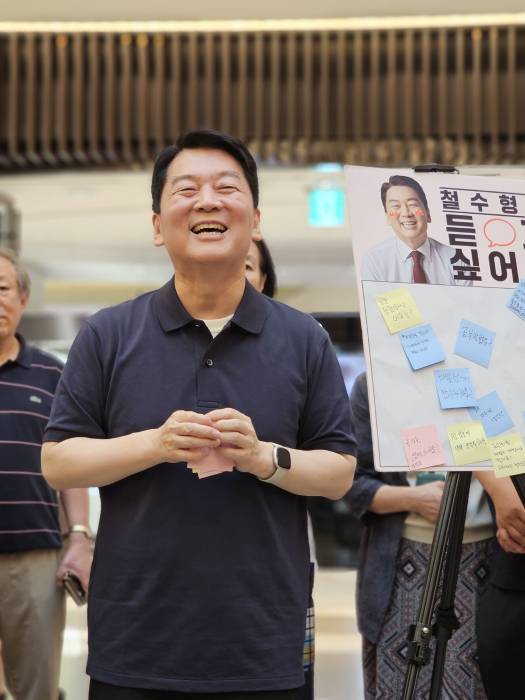 안철수 국민의힘 의원이 21일 분당 서현역에서 깜짝 버스킹을 열고 시민들과 소통에 나섰다. /사진=안철수 의원실 제공