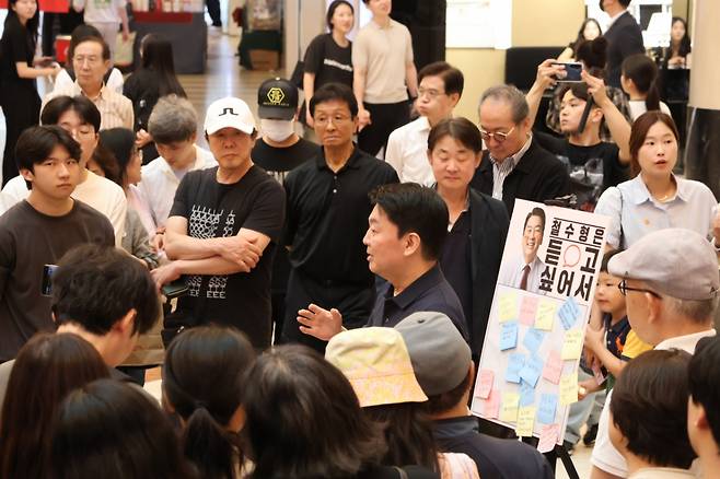 안철수 국민의힘 의원이 21일 분당 서현역에서 깜짝 버스킹을 열고 시민들과 소통에 나섰다. /사진=안철수 의원실 제공