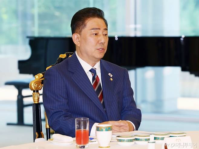 [서울=뉴시스] 최진석 기자 = 김병기 더불어민주당 당대표 직무대행 겸 원내대표가 22일 한남동 관저에서 열린 이재명 대통령의 여야 지도부와 오찬에서 발언하고 있다. (대통령실통신사진기자단) 2025.06.22. myjs@newsis.com /사진=최진석