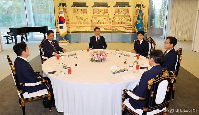 [서울=뉴시스] 최진석 기자 = 이재명 대통령이 22일 한남동 관저에서 열린 여야 지도부와 오찬에서 발언하고 있다. 왼쪽부터 강훈식 비서실장, 김병기 더불어민주당 당대표 직무대행 겸 원내대표, 이 대통령, 국민의힘 김용태 비상대책위원장, 송언석 원내대표, 우상호 정무수석. (대통령실통신사진기자단) 2025.06.22. myjs@newsis.com /사진=최진석